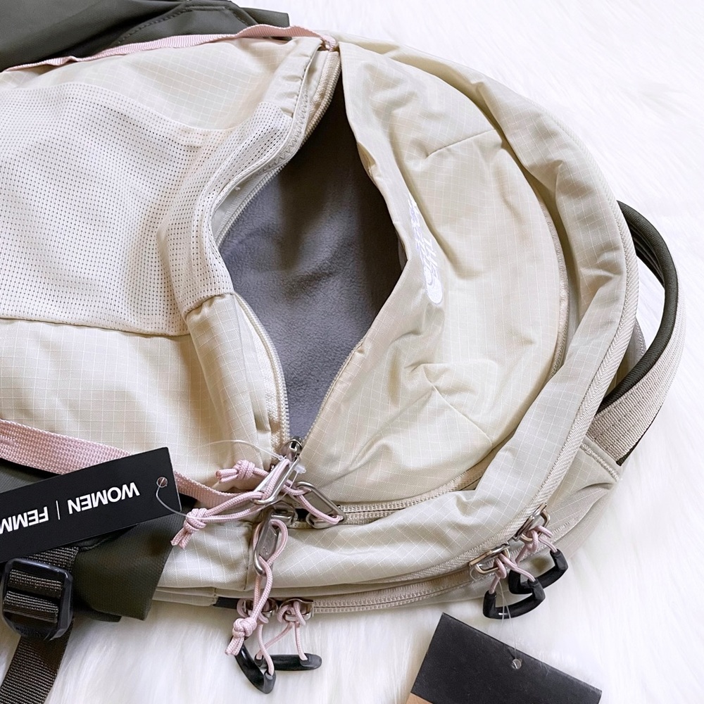 The North Face Women’s Recon 30 Liter Backpack - Picture 6 of 10